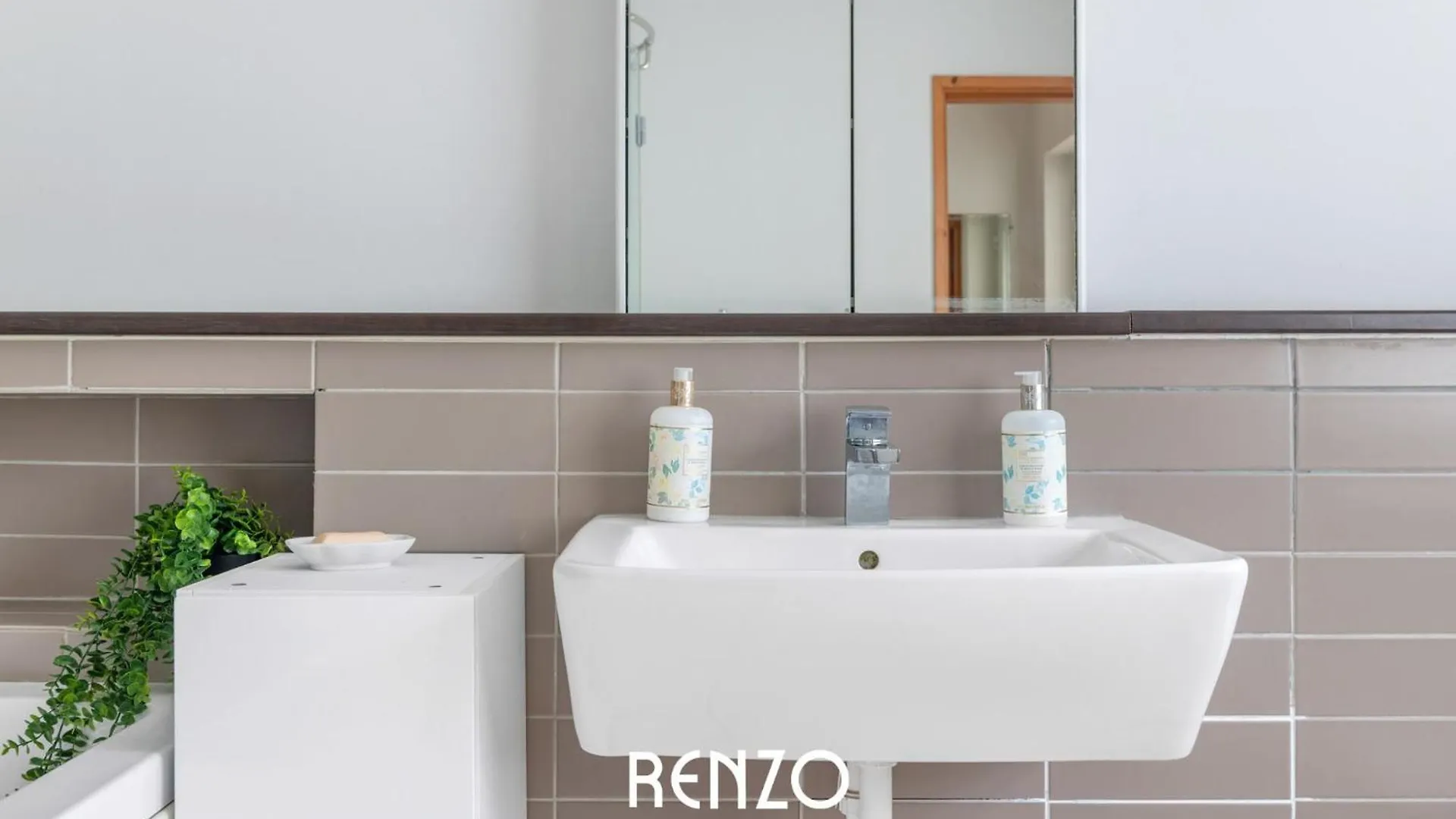 Vibrant 2-Bed Home In Nottingham By Renzo, Free Driveway Parking, Sleeps 6!