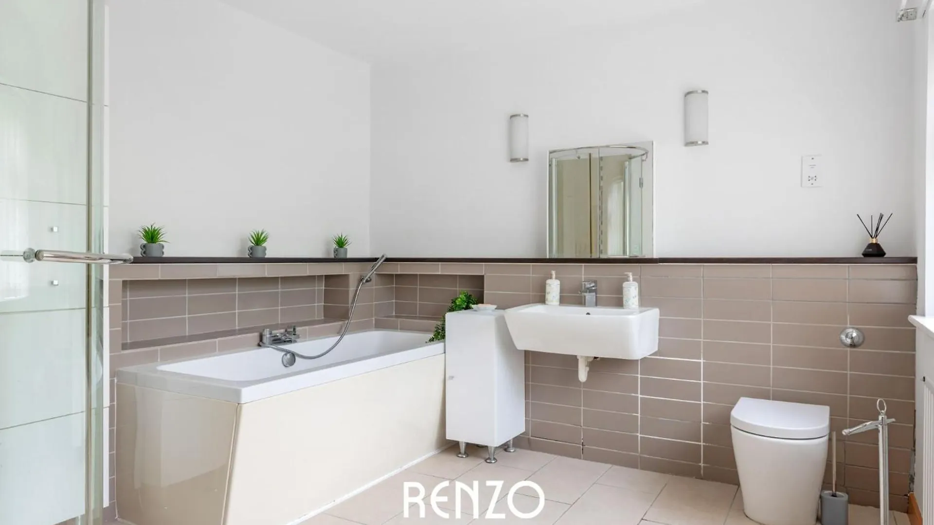 Vibrant 2-Bed Home In Nottingham By Renzo, Free Driveway Parking, Sleeps 6! 0*,