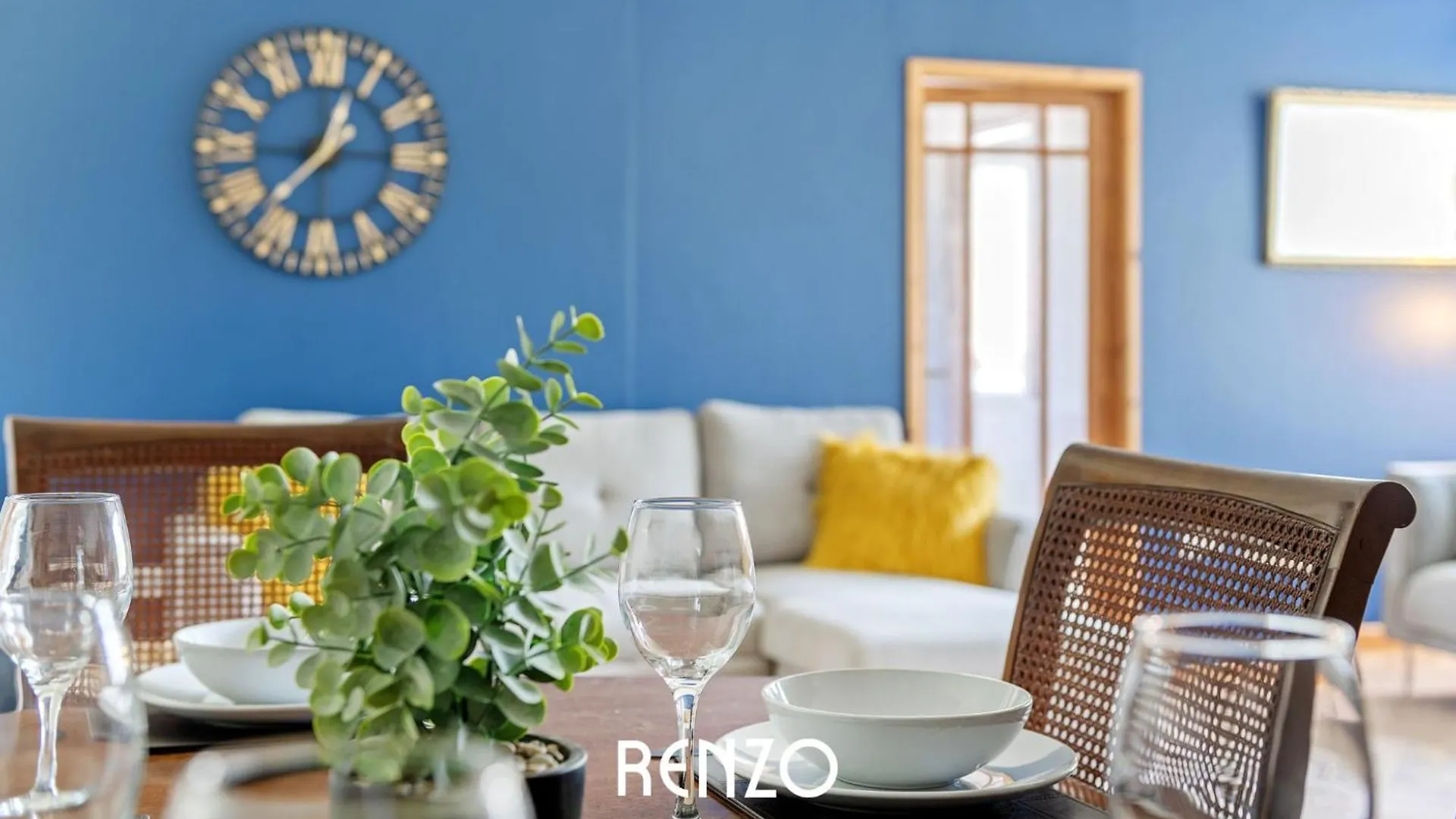 Vibrant 2-Bed Home In Nottingham By Renzo, Free Driveway Parking, Sleeps 6! Holiday home