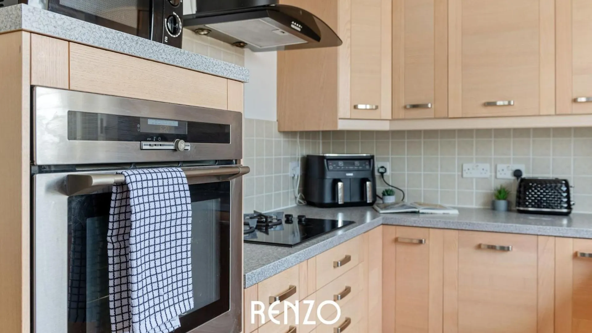 Vibrant 2-Bed Home In Nottingham By Renzo, Free Driveway Parking, Sleeps 6! Holiday home